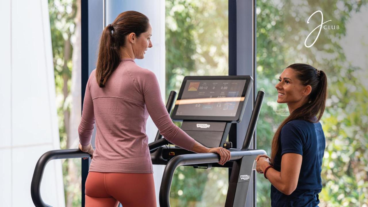 Jumeirah Dar Al Masyaf Dubaj Zewnętrze zdjęcie A personal trainer with a client