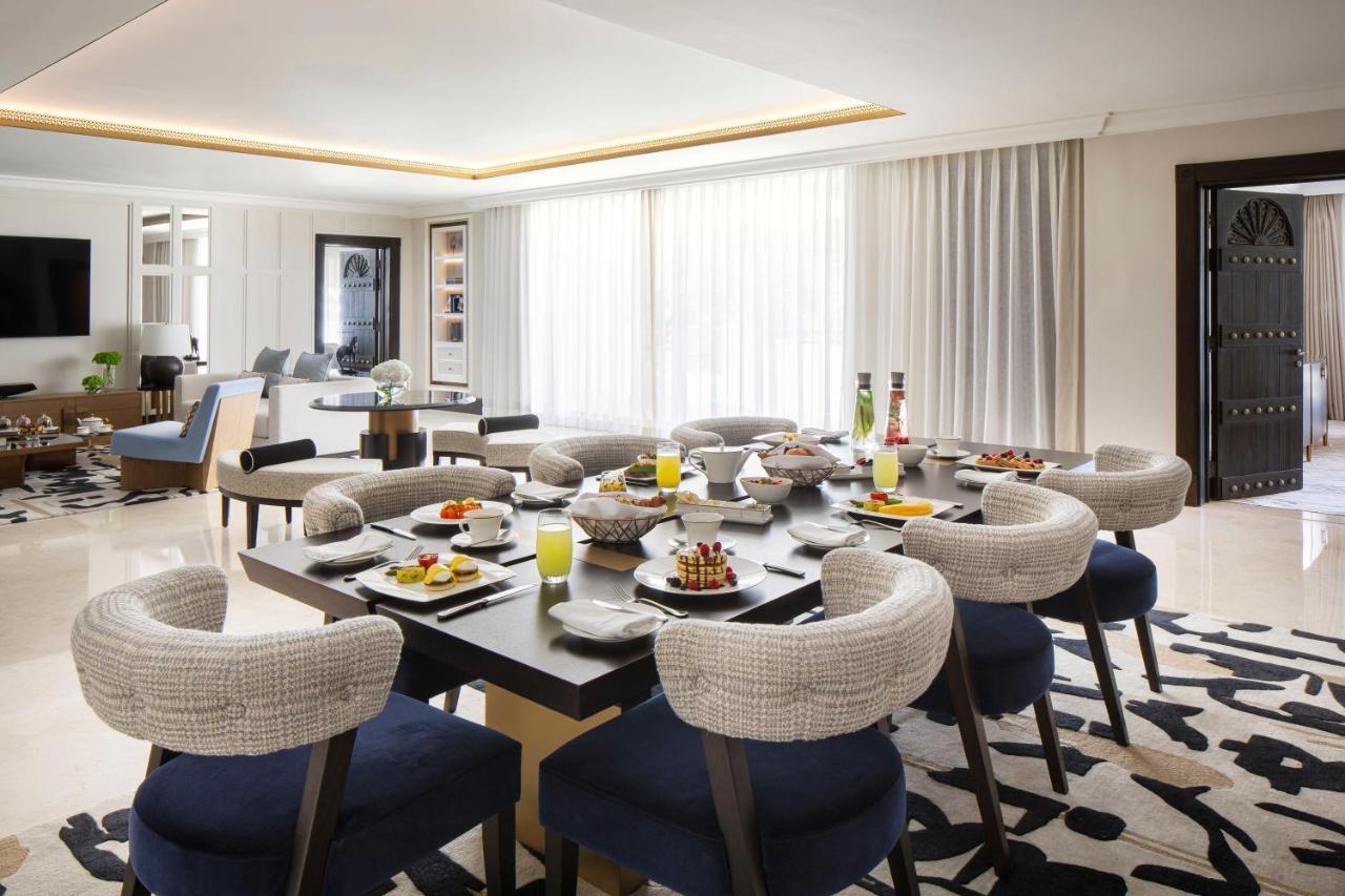 Jumeirah Dar Al Masyaf Dubaj Zewnętrze zdjęcie The dining room of a suite at the hotel