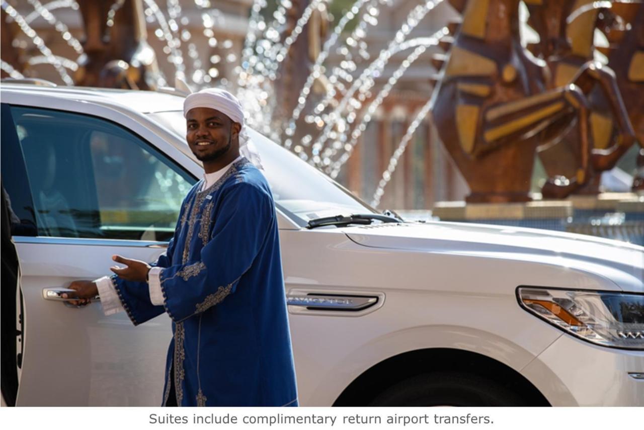 Jumeirah Dar Al Masyaf Dubaj Zewnętrze zdjęcie A hotel staff member opening a car door